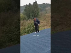 azulejos de metal recubiertos con astillas de piedra